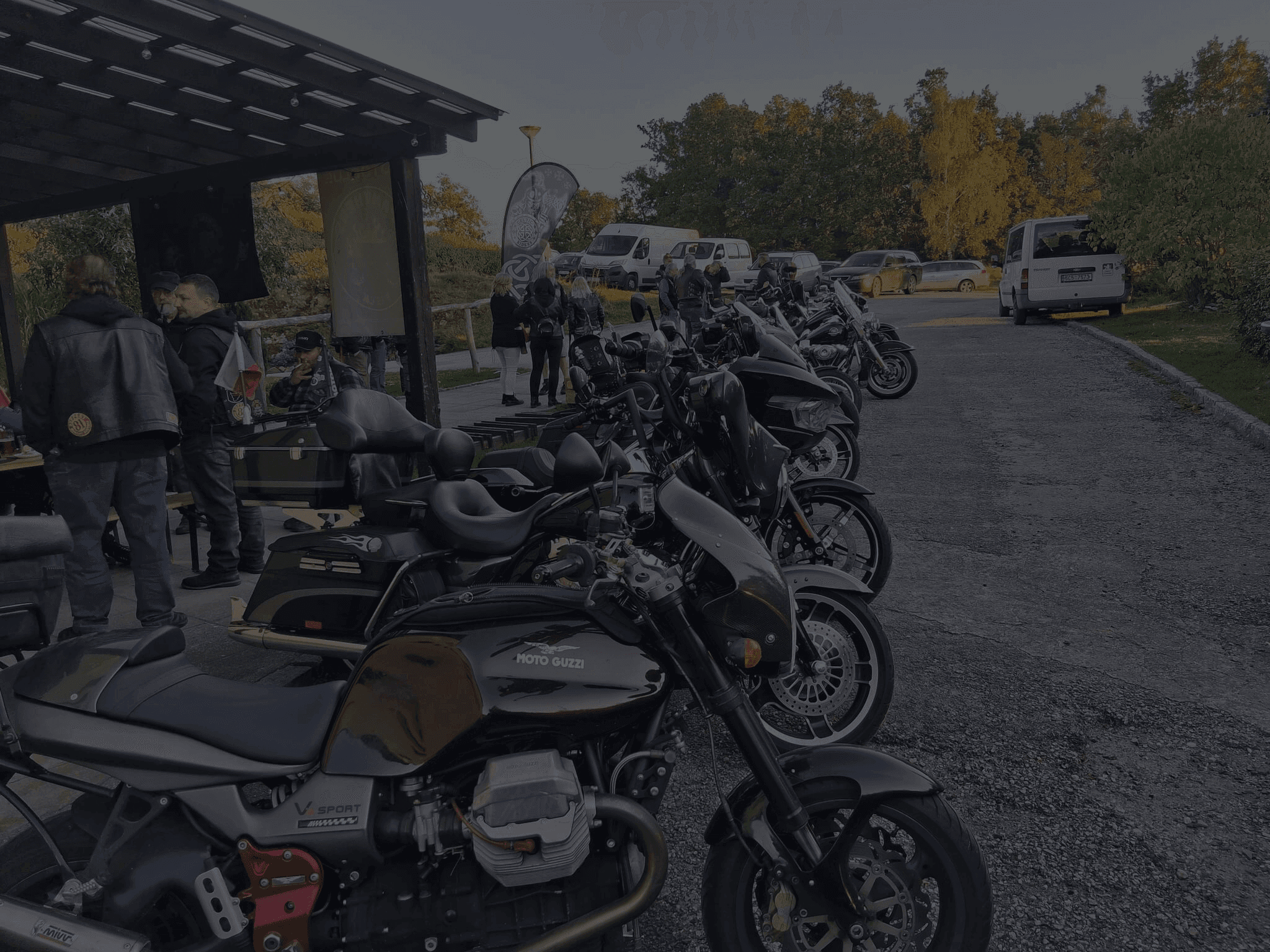 Motorky zaparkované u klubovny Železných pánů